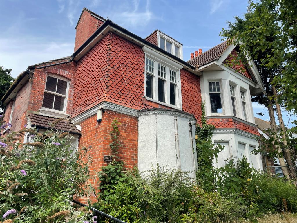 Lot: 76 - DETACHED EIGHT-BEDROOM HOUSE FOR RENOVATION - 